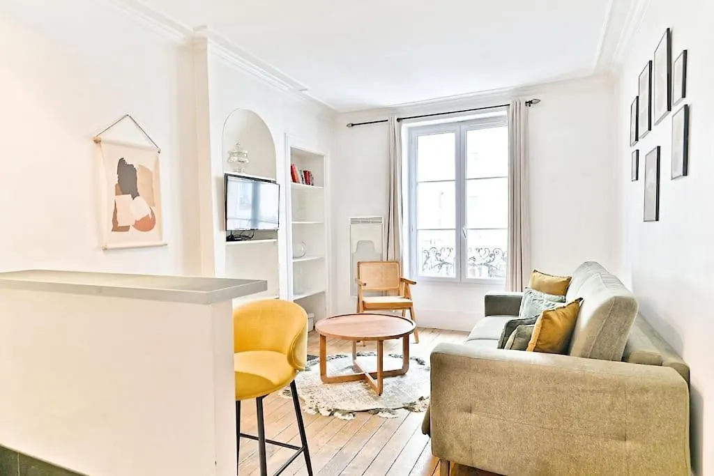 Apartment Chic #eiffeltower #champdemars -v