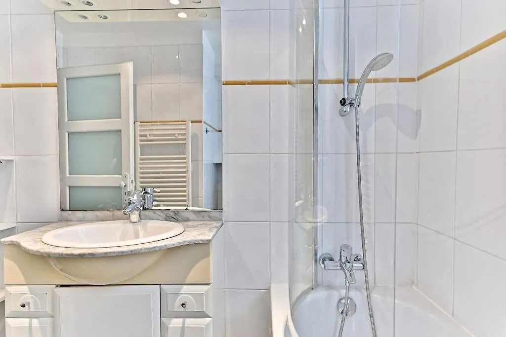 Apartment Chic #eiffeltower #champdemars -v *